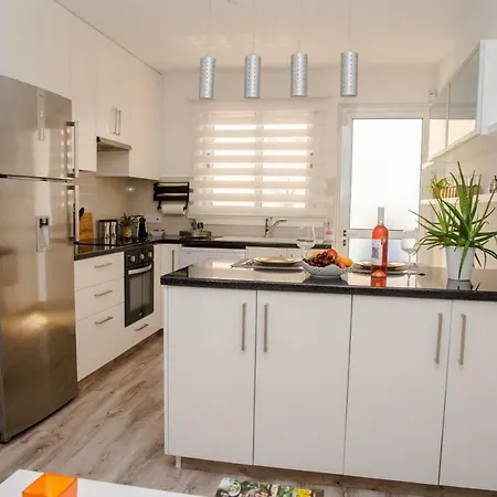 Melini Suites Boutique * لارنكا
